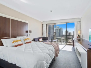 Ocean View Surfers Paradise Studio Suite