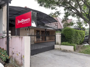 RedDoorz Plus near Riau Street 2