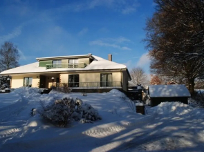 Scenic Villa Near Lake View