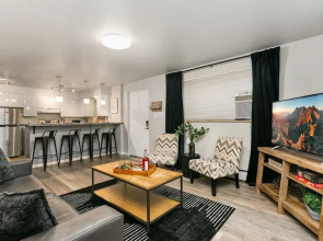 Caviar Suite, Moody Retreat by Old Town Square