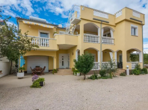 Apartments with a parking space Vir - 19126