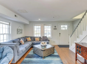 Adorable Cottage: Fire Pit, Walk to Colonial Beach