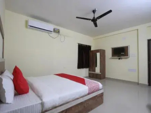 Oyo 24267 A2 Whiterose