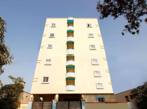 Golden Hive By OYO Rooms