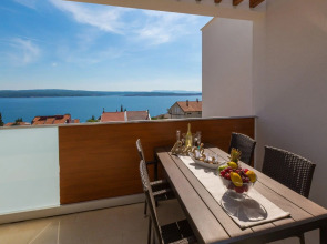 Wonderful villa apartment with swimming  pool and sea view !