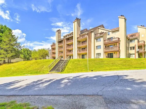 Comfortable Dover Apartment: Walk to Mt Snow!