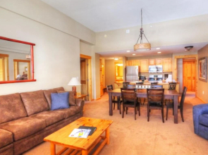 Comfortable Condo, Outstanding Location - TX414 by RedAwning