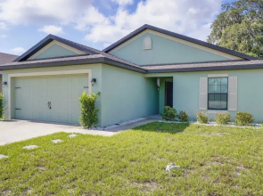 Tavares Retreat w/ Covered Patio & Private Yard