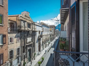 Charming Apartment in the City Center by Wonderful Italy
