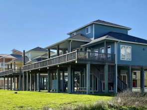 1 Driftwood 4 Bedroom Home by Redawning