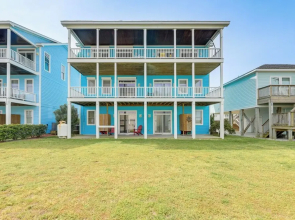 Atlantic Beach Retreat w/ 2 Decks: Steps to Beach!