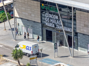 Malaga Station Apartment - Modern Apartment in Málaga Capital, 10 Mins Walk to Beach, Wifi