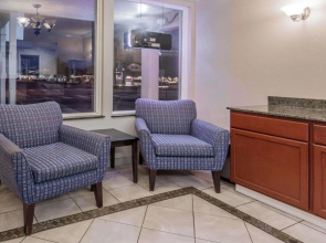 Breeze Inn & Suites