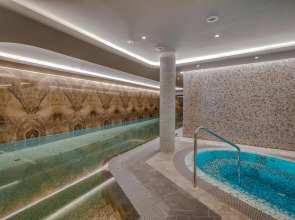 Отель Grand Poet Hotel by Semarah