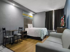 HomeTowne Studios by Red Roof & Conference Center Chicago – N Aurora/ Naperville