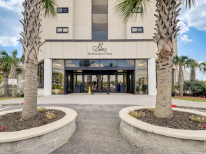 Beachfront Penthouse: Pools, Tennis Courts, Views!