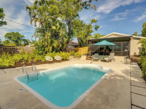 Walk to the Bay: Pet-friendly Oasis in Sarasota!