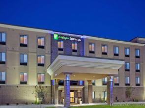 Holiday Inn Express & Suites Lincoln Airport by IHG