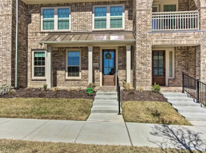 7 Mi to Lewisville Lake: Family Townhome in Frisco