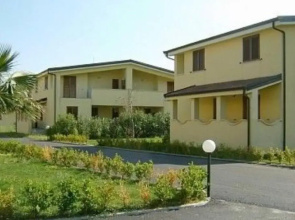 Caulonia, 2 bed 1st Floor Apartment Close To Beach