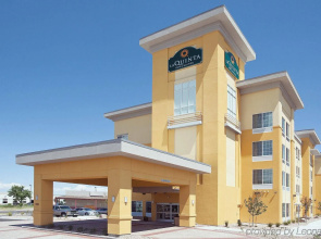 La Quinta Inn & Suites by Wyndham Denver Gateway Park