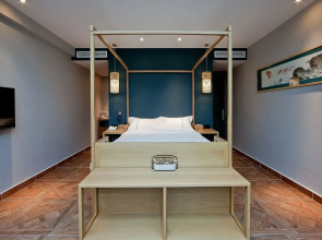 Eaves Art Hotel