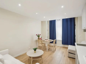 Ganneron in Paris With 1 Bedrooms and 1 Bathrooms