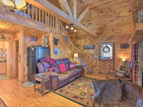 Helen Cabin w/ Deck & Hot Tub < 1/2 Mi to Main St