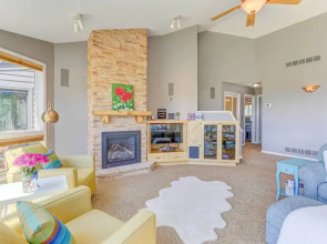 Mountain Views + Hot Tub: Airy Forest Escape!