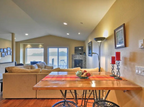 Waterfront Oregon Abode w/ Balcony & Ocean Views!