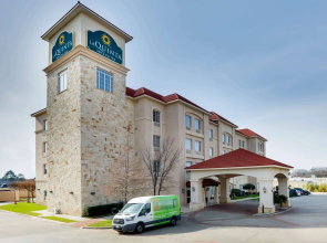 La Quinta Inn & Suites by Wyndham DFW Airport West - Euless