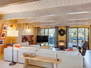 Walk to Village: Cozy Cabin in Pine Mountain Club!