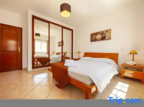FF 01 - Bedroom 1 in Sea Breeze Guesthouse