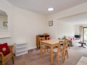 Spacious 1-Bedroom Flat with garden & free parking