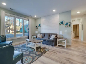 Front Street Retreat! Cozy Traverse City Condo