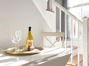 Beautiful Renovated Apartment Near King Street