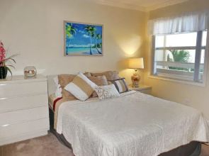 Bright Condo in Community With Pool/steps to Beach