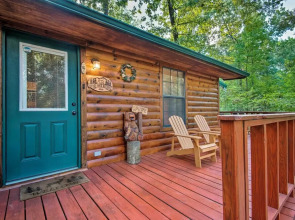Broken Bow Cabin w/ Hot Tub, Near Hiking + Fishing