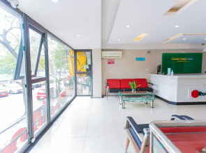 RedDoorz near Lang Ha Street