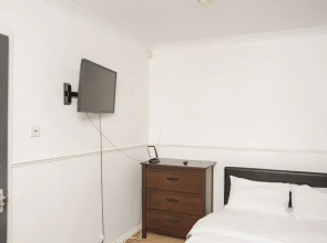 Room in Guest Room - Beautiful Large Room in Coventry