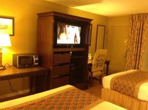 Monroe's: On The Lake Hotel and Banquet Hall