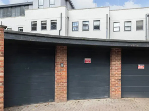 Elliot Oliver - Comfortable Five Bedroom Town Centre House With Garden & Garage