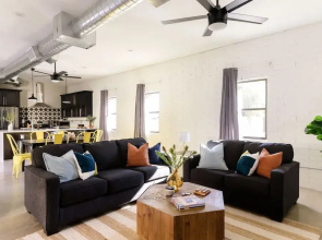 Stellar By AvantStay Modern Artists Loft in Old Town w Patio