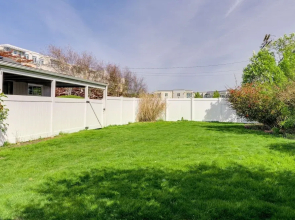 Downtown Kirkland Rental: Steps to Lake Washington