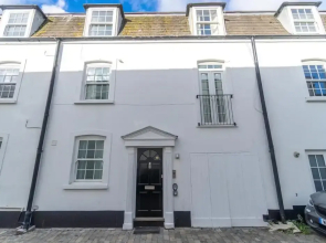 Pebble Mews House - Sleeps 6 to 8 Guests