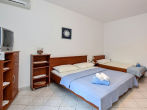 Apartments Mandre Near sea