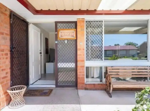 Cheerful 3 bedroom house with free parking