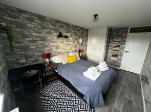 Central Brighton 1-bedroom Flat Modern & Bright Walk to Beach Sleeps 2