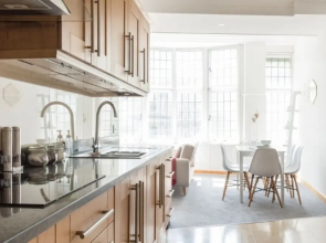 The College Green Chalet - Stylish 3BDR Apartment in Historic Building