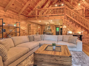7 Mi to Ski Slopes: Mars Hill Cabin w/ Hot Tub!